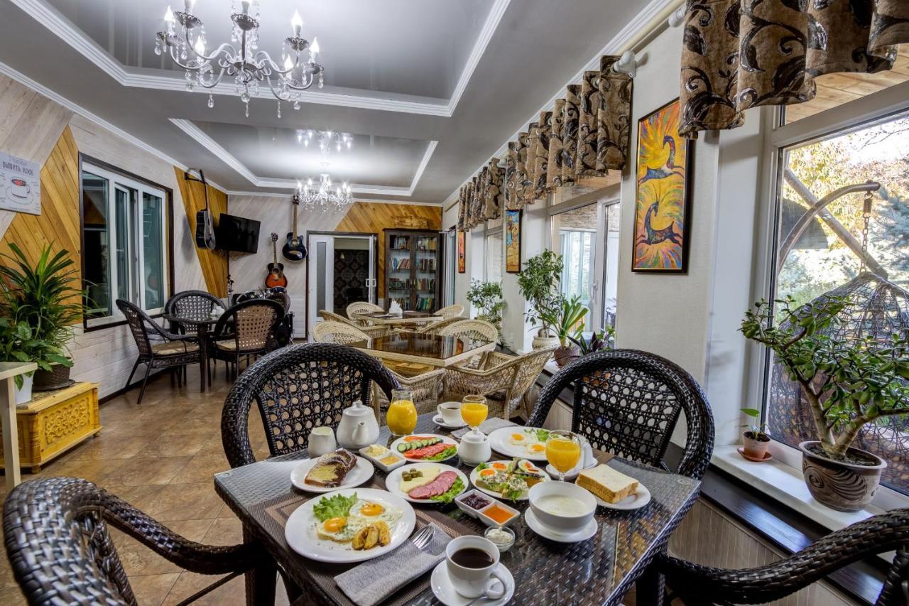 Hotel Kausar Bishkek Bagian luar foto