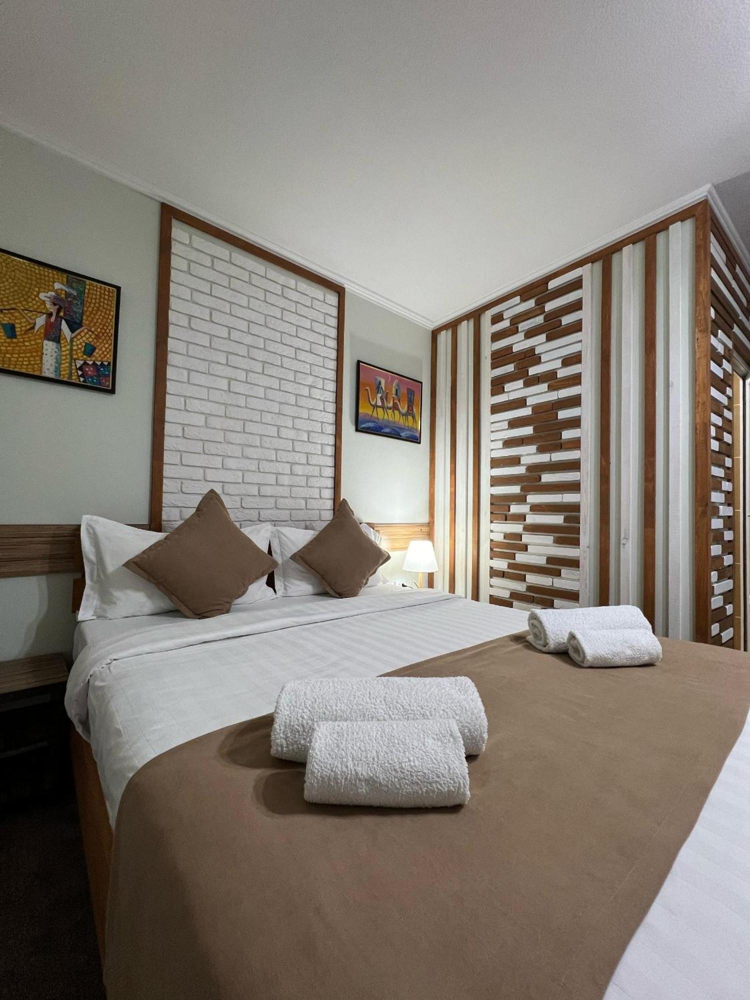 Hotel Kausar Bishkek Bagian luar foto