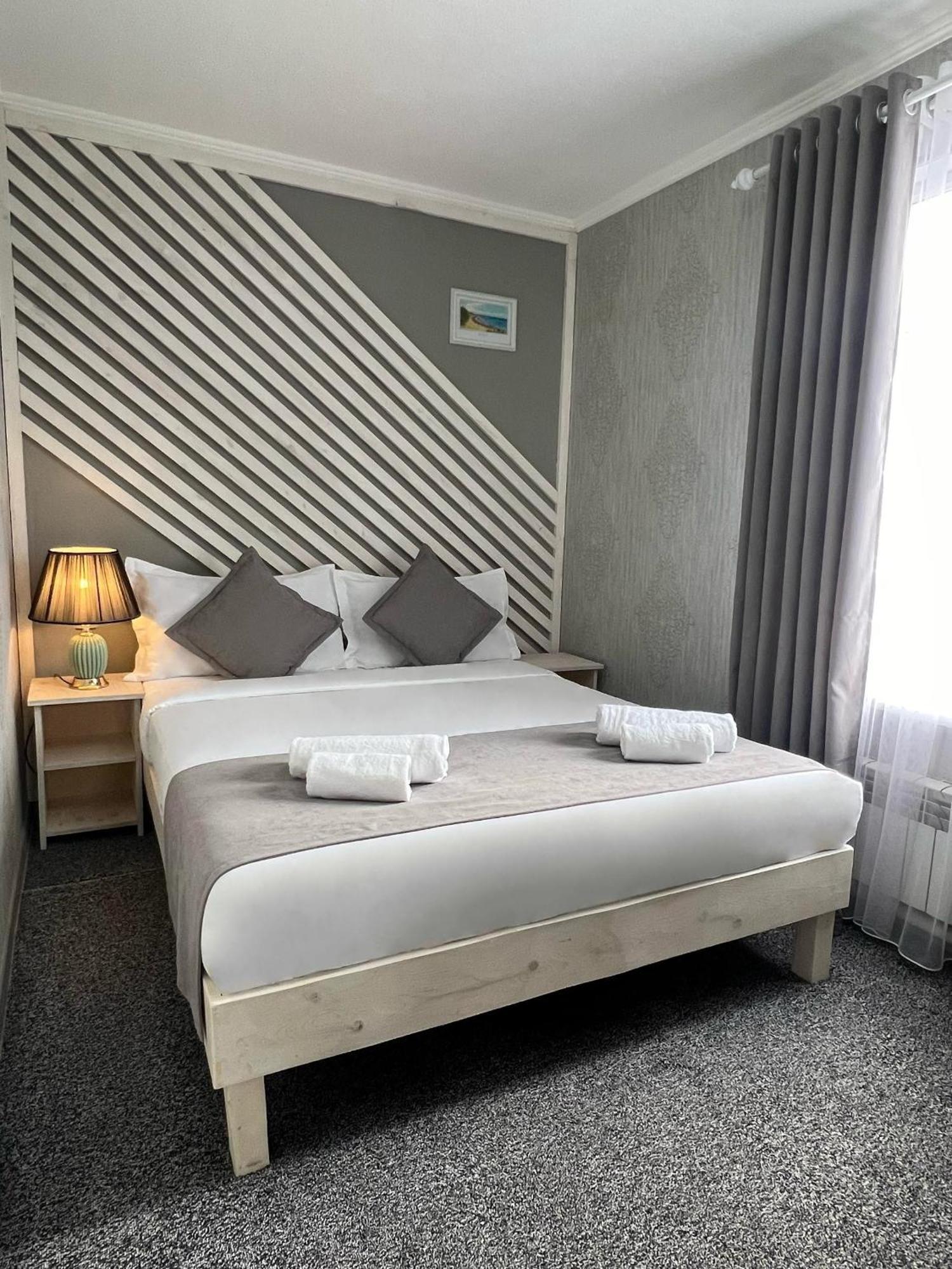 Hotel Kausar Bishkek Bagian luar foto