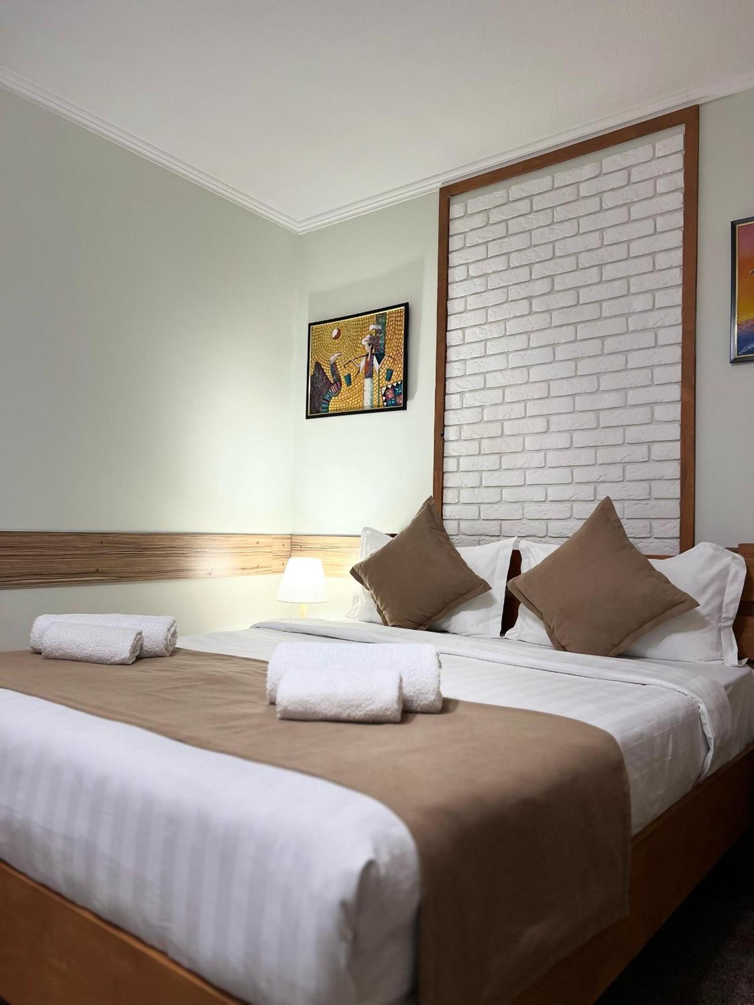 Hotel Kausar Bishkek Bagian luar foto