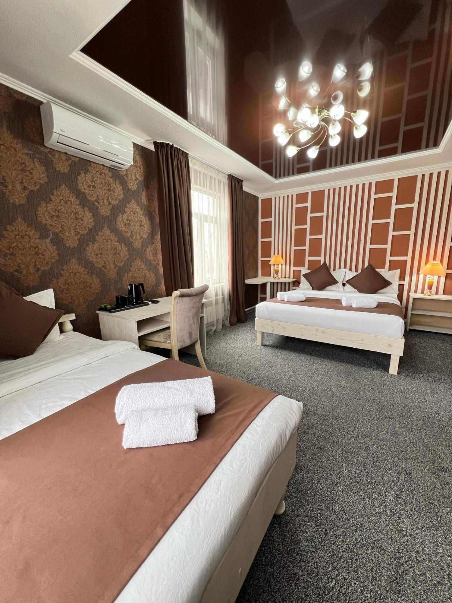 Hotel Kausar Bishkek Bagian luar foto