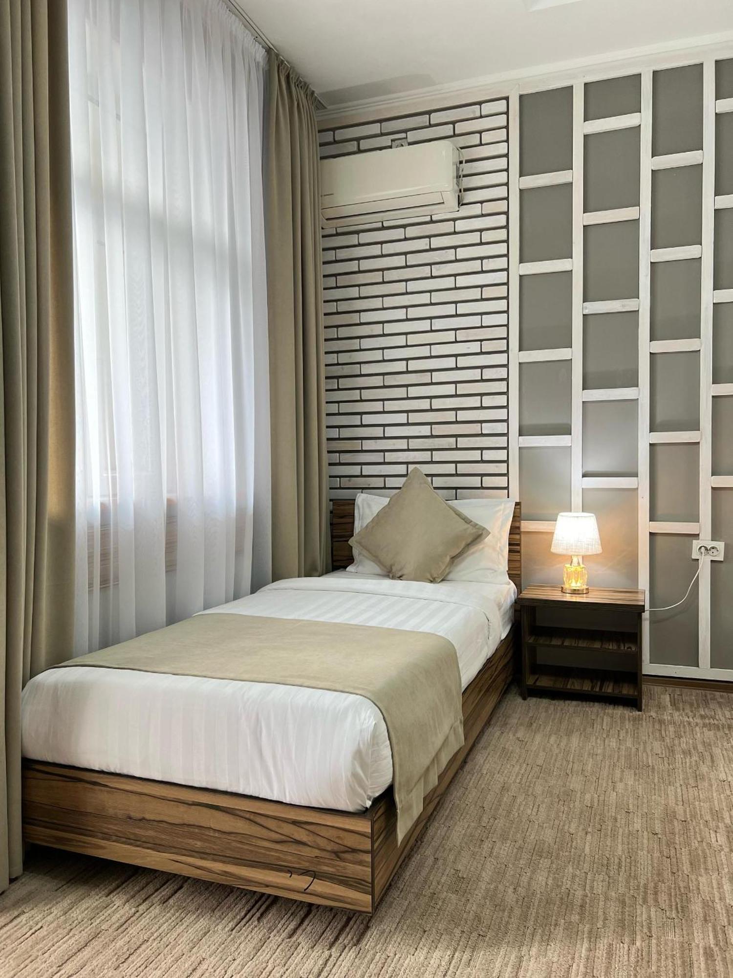 Hotel Kausar Bishkek Bagian luar foto