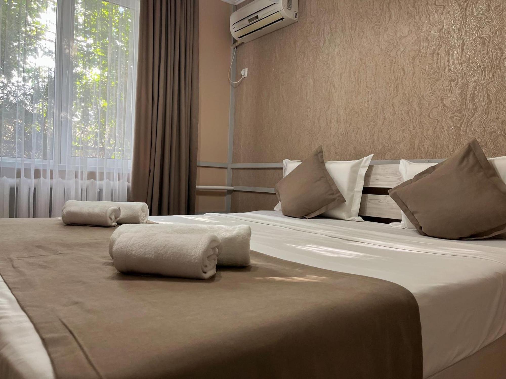 Hotel Kausar Bishkek Bagian luar foto