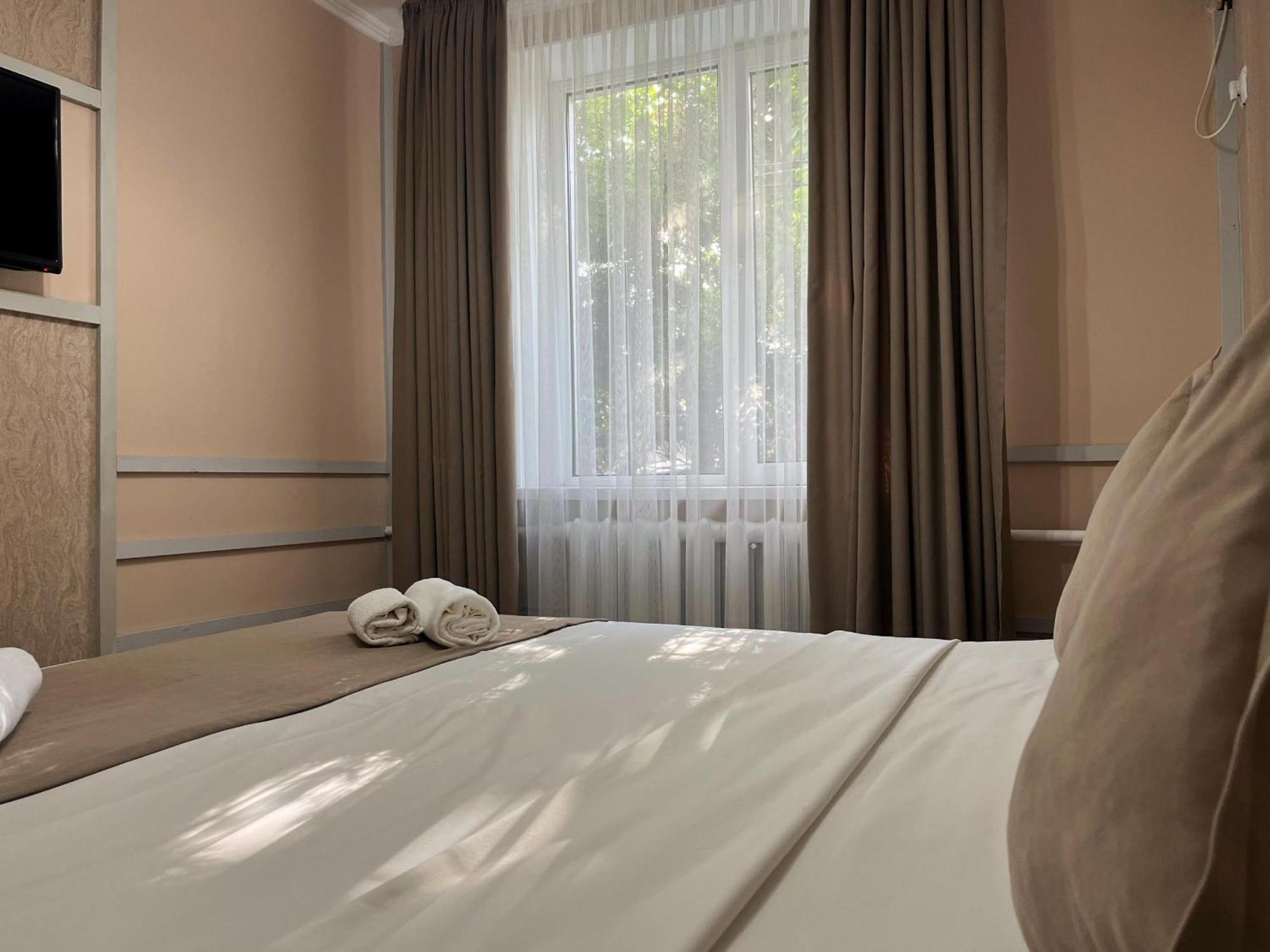 Hotel Kausar Bishkek Bagian luar foto