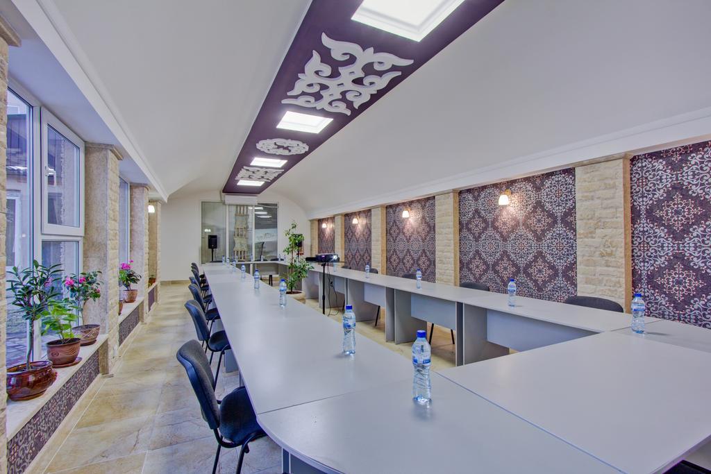 Hotel Kausar Bishkek Bagian luar foto