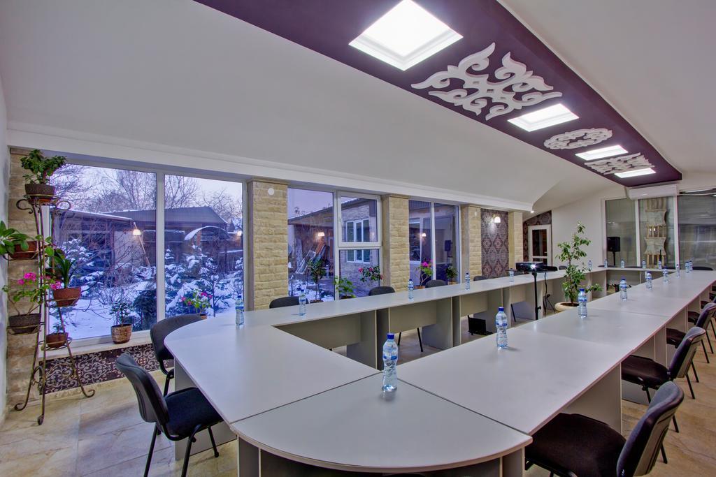 Hotel Kausar Bishkek Bagian luar foto