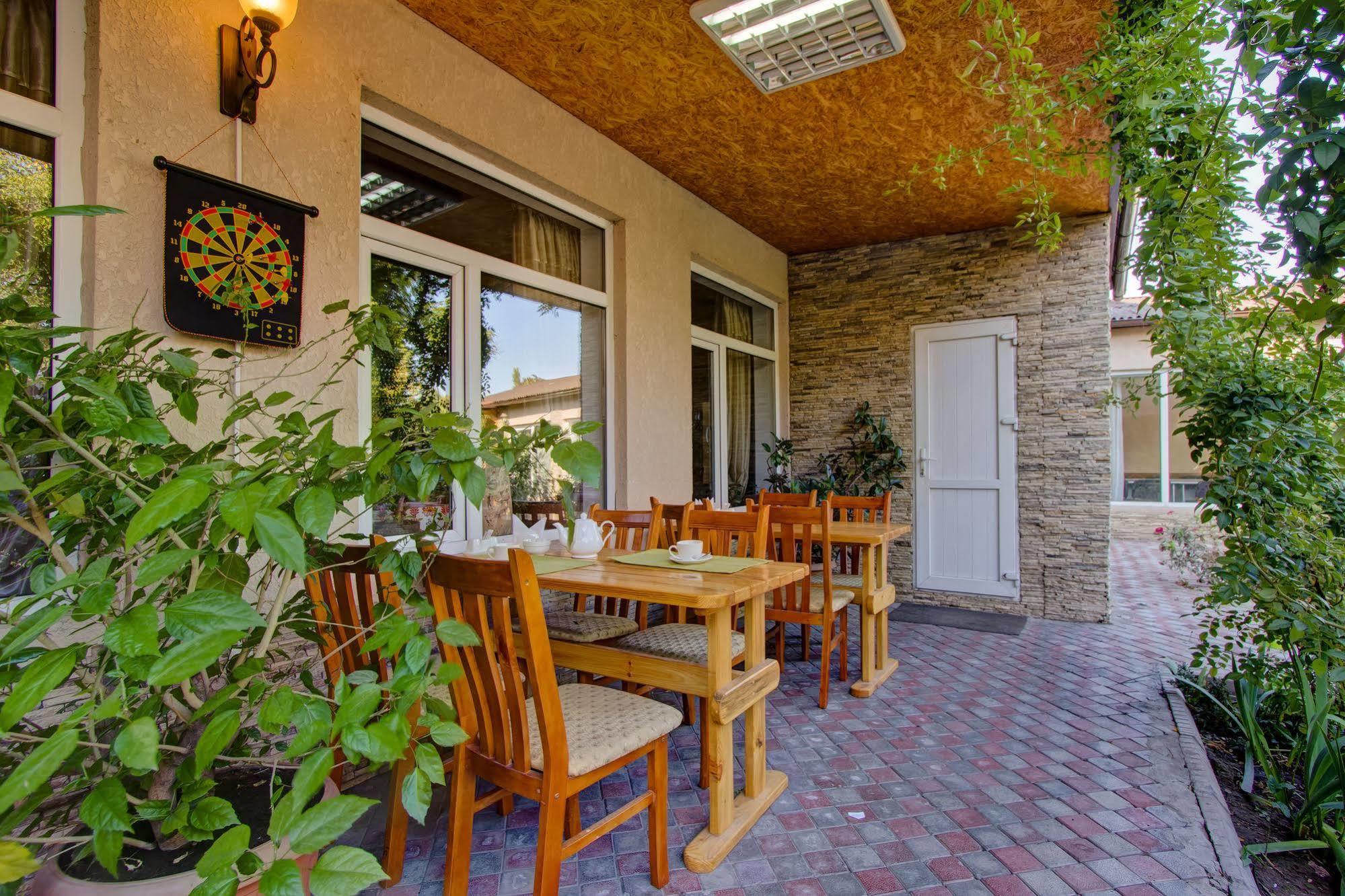 Hotel Kausar Bishkek Bagian luar foto